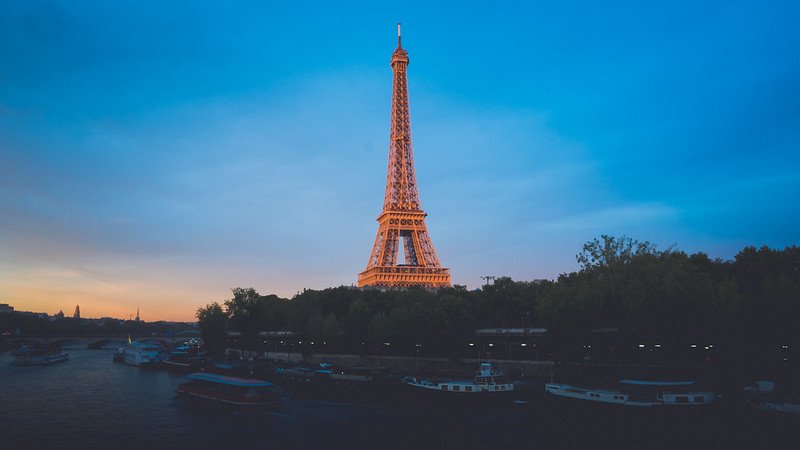 Tour Eiffel illuminé par le derniers rayons de soleil